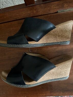 Clarks Women's 10M Helio Island Wedge Sandal Black Leather 3”